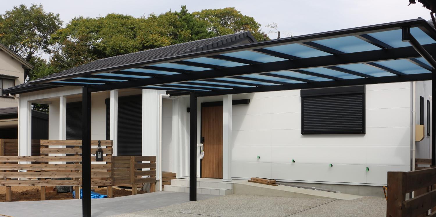 大人の平屋住宅(白ガルバ×木目)