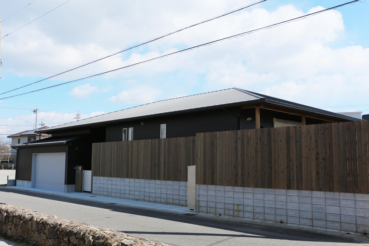 天井の高さにもこだわった黒い平屋の家